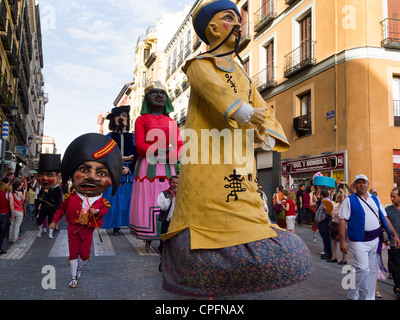 Riesen und große Köpfe (Gigantes y Cabezudos) Marionette Parade während der Feierlichkeiten von San Isidro in Madrid, Spanien, 11. Mai 2012 Stockfoto