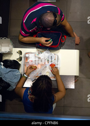 Draufsicht des Menschen Essen bei McDonald's Stockfoto