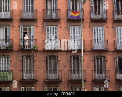 Reihen von Balkonen in Apartment-Gebäude-Fassade Stockfoto