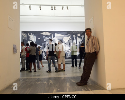 Besucher betrachten Gemälde "Guernica" von Pablo Picasso in der Reina Sofia Museum für moderne Kunst in Madrid, Spanien Stockfoto