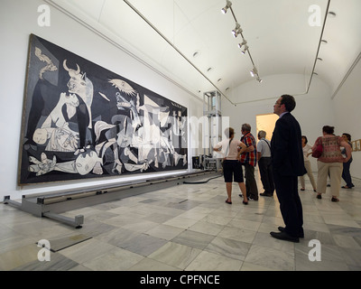 Besucher betrachten Gemälde "Guernica" von Pablo Picasso in der Reina Sofia Museum für moderne Kunst in Madrid, Spanien Stockfoto