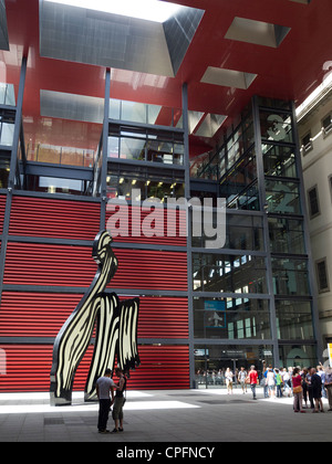 Roy Lichtenstein Pinselstrich Skulptur im Hof des das Reina Sofia Museum für moderne Kunst in Madrid, Spanien Stockfoto