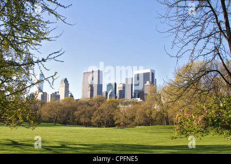 New York City Central Park Frühlingsmorgen mit Skyline von New York. Stockfoto