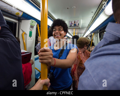 Passagiere in einem unterirdischen Madrid Rohr Zug, Madrid, Spanien Stockfoto