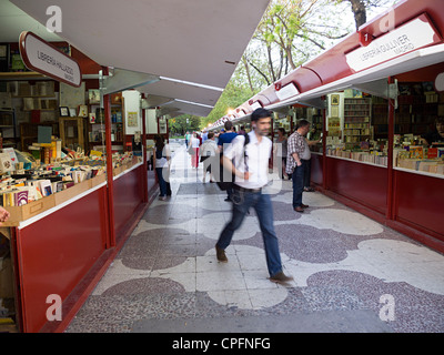 Stände auf Open-Air-Buchmesse am Paseo de Recoletos, Madrid, Spanien Stockfoto