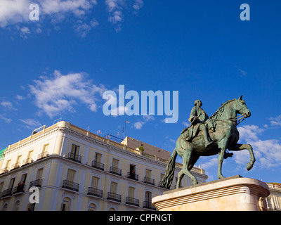 Reiterstandbild von König Carlos III in Platz Puerta del Sol, Madrid, Spanien. Stockfoto