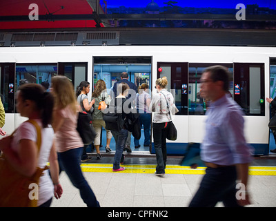 Bahn-Wagen am Bahnsteig der u-Bahnstation in Madrid, Spanien Stockfoto