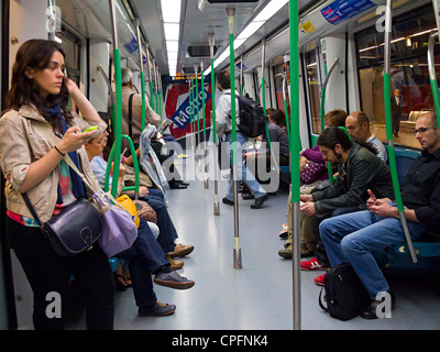 Passagiere in einem unterirdischen Madrid Rohr Zug, Madrid, Spanien Stockfoto