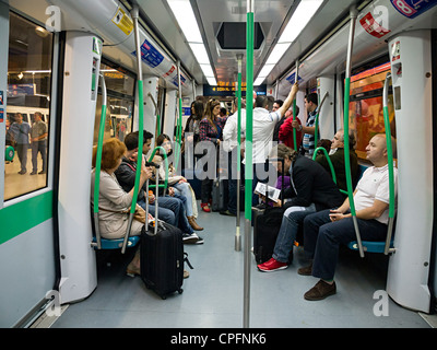 Passagiere in einem unterirdischen Madrid Rohr Zug, Madrid, Spanien Stockfoto