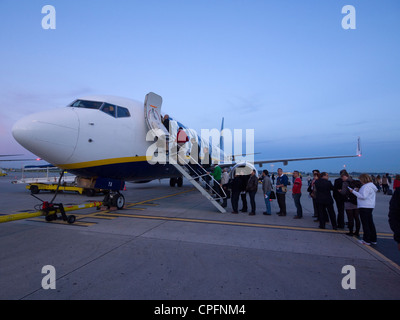 Passagiere warten auf eine Ryanair-Flugzeug Bord Stockfoto