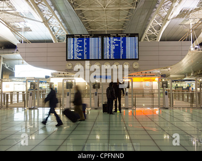 Erfolgte am Flug Zeitplan Brett bei Sá Carneiro Flughafen-terminal in Porto, Portugal Stockfoto