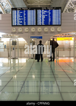 Erfolgte am Flug Zeitplan Brett bei Sá Carneiro Flughafen-terminal in Porto, Portugal Stockfoto