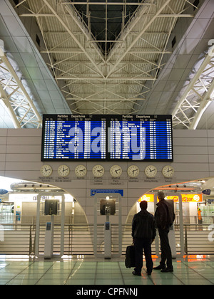 Erfolgte am Flug Zeitplan Brett bei Sá Carneiro Flughafen-terminal in Porto, Portugal Stockfoto