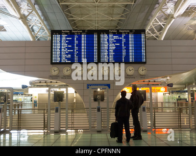 Erfolgte am Flug Zeitplan Brett bei Sá Carneiro Flughafen-terminal in Porto, Portugal Stockfoto