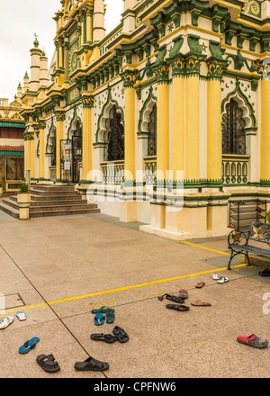 Schuhe in Masjid Abdul Gaffoor entfernt befindet sich in der Region bekannt als Kampong Kapor, Little India Bezirk von Singapur Stockfoto