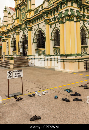 Schuhe in Masjid Abdul Gaffoor entfernt befindet sich in der Region bekannt als Kampong Kapor, Little India Bezirk von Singapur Stockfoto