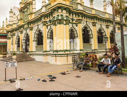 Schuhe in Masjid Abdul Gaffoor entfernt befindet sich in der Region bekannt als Kampong Kapor, Little India Bezirk von Singapur Stockfoto