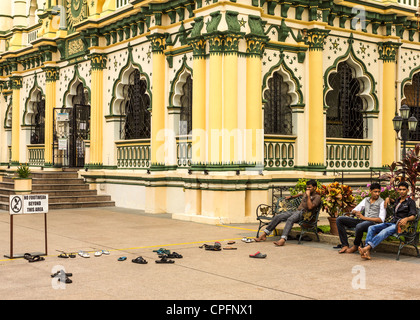 Schuhe in Masjid Abdul Gaffoor entfernt befindet sich in der Region bekannt als Kampong Kapor, Little India Bezirk von Singapur Stockfoto