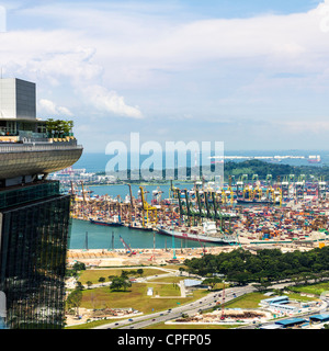 Der Blick vom Sky Park in Marina Bay Sands, Singapur. Ein modernes shopping, Hotel und Casino-Komplex. Stockfoto