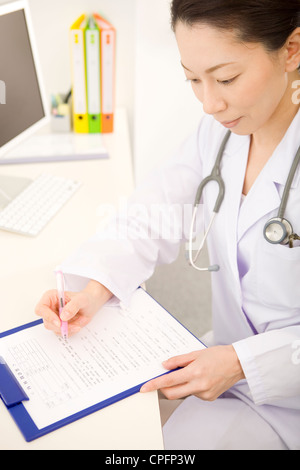Ärztin in Tabelle schreiben Stockfoto
