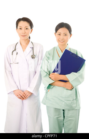 Ärztin und junge Frau in Prüfung Kleid Stockfoto