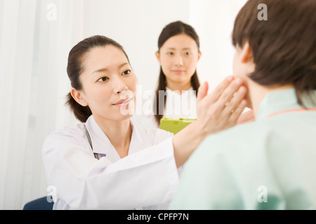 Weiblichen Arzt untersuchen Patienten Stockfoto