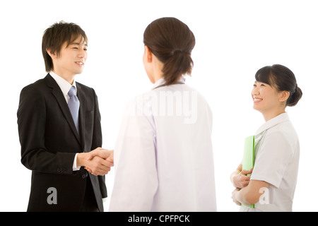 Ärztin und pharmazeutischen Vertriebsmitarbeiter Händeschütteln Stockfoto