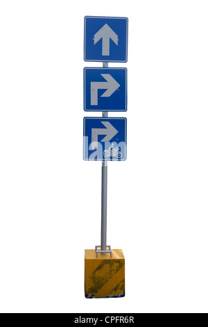 blauer Pfeil Straßenschild auf weiß Stockfoto