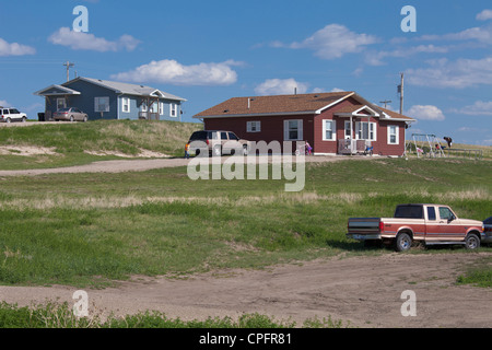 Häuser mit Kindern spielen, Pine Ridge Indian Reservation, Sioux, South Dakota, USA Stockfoto