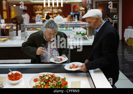 Ältere russische Urlauber im Restaurant des Minos Imperial Hotel in Milatos nahe Agios Nikolaos Kreta Insel Griechenland Stockfoto