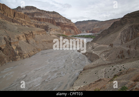 Blick nach Norden auf den Kali Gandaki Fluss in Richtung Dorf Chuksang und dann Chele Dorf. Stockfoto