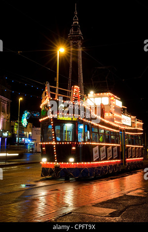Beleuchtete Straßenbahn und Blackpool Tower während den berühmten Blackpool Illuminationen Stockfoto
