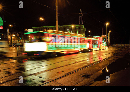 Beleuchtete Straßenbahn auf Großbritanniens älteste Straßenbahn in Blackpool während der Blackpool Ablichtungen Stockfoto