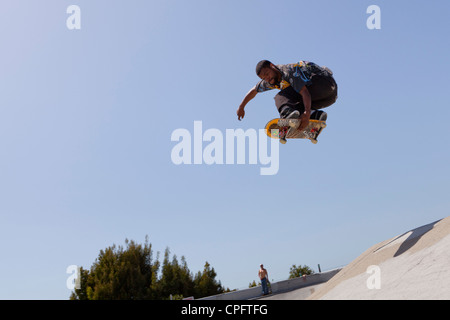 Ein Skateboarder machen einen großen Sprung - Kalifornien USA Stockfoto