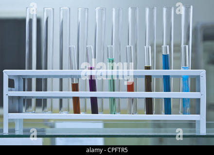 Reagenzgläser in einem Rack, einige von Ihnen mit bunten Lösungen. Stockfoto