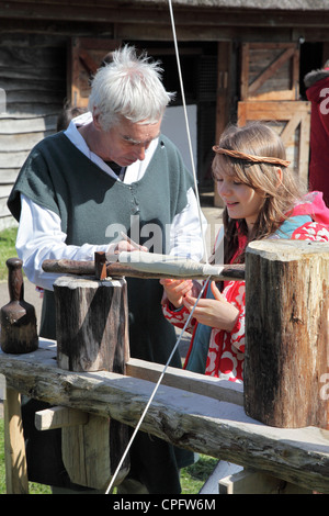 Handwerker Lehre ein junges Mädchen ein Pole lathe Bede's World, Jarrow, North East England, Großbritannien Stockfoto