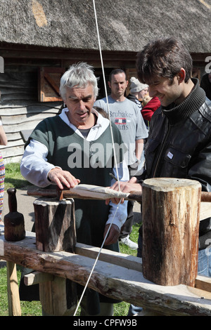 Handwerker, lehrt einem Mann wie man einen Pol Drehmaschine, Bedas Welt, Jarrow, North East England, UK Stockfoto