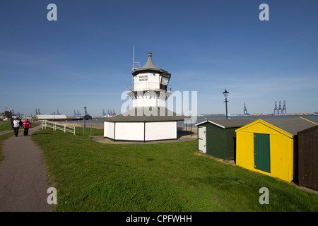 Die alten Low-Leuchtturm an der Küste von Harwich beherbergt eine kleine Maritime Museum Stockfoto