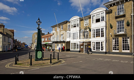 Zentrum von Suffolk coastal Stadt von Southwold mit dem Swan Hotel und historischen Kreuz Stockfoto