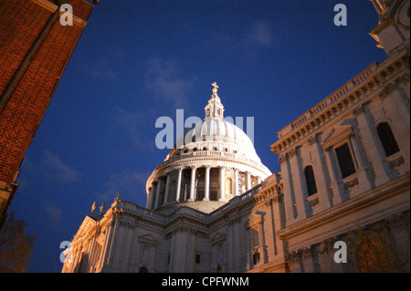 St. Pauls Cathedral, gesehen durch die Temple Bar, Paternoster Square, London EG4, England Stockfoto