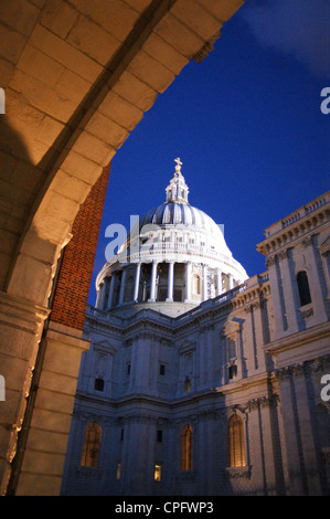 St. Pauls Cathedral, gesehen durch die Temple Bar, Paternoster Square, London EG4, England Stockfoto