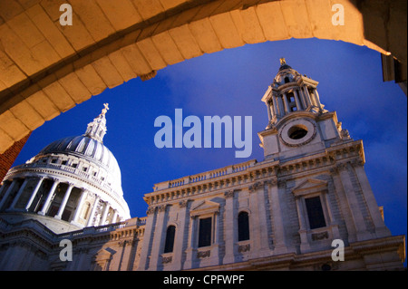 St. Pauls Cathedral, gesehen durch die Temple Bar, Paternoster Square, London EG4, England Stockfoto