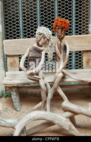 Geschnitzte Holzfiguren auf dem Display in Schloss d'Essalois in der Nähe von Saint-Etienne, Frankreich Stockfoto