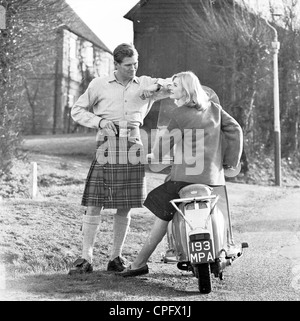 Anzeige von sechziger Jahre Förderung der schottischen Zigaretten hergestellt. A ein Mann in einem Kilt erzählt mit einer jungen Frau, die auf ihrem Roller sitzt Stockfoto