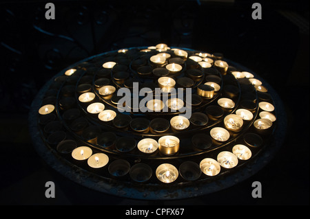 Votivkerzen in der Kathedrale von Notre Dame, Paris, Frankreich Stockfoto