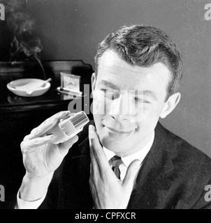 Werbung nach wie vor von sechziger Jahre Förderung der elektrische Rasierapparate, zeigt einen gepflegten Mann mit einem und mit den Ergebnissen zufrieden. Stockfoto