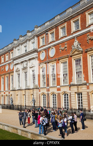 England, London, Surrey, Hampton Court Palace Gruppe Touristen, Studenten Stockfoto