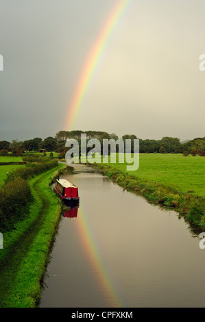 Regenbogen über dem Lancaster-Kanal in der Nähe von Garstang Lancashire England Stockfoto