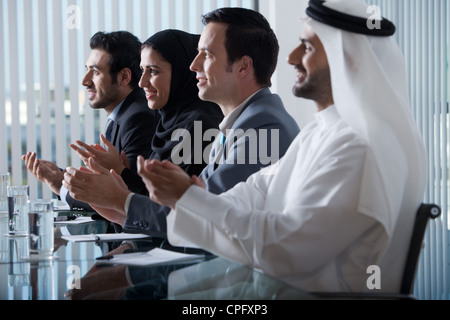Multi-ethnischen Geschäftsleute klatschte in einer Konferenz, lächelnd. Stockfoto