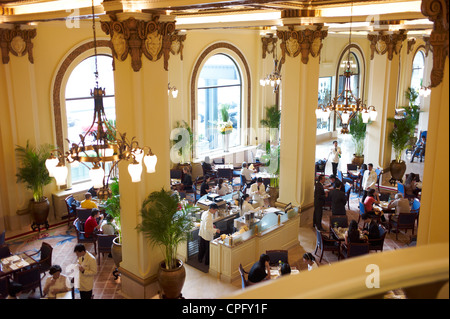 Balkon mit Blick auf The Peninsula Hotel Lobby während der anstrengenden Nachmittag High Tea-Time. September 2011. Stockfoto